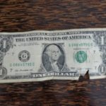 Leicht beschädigter Dollarschein